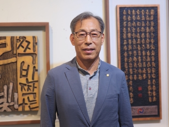 나무에 새긴 두 번째 삶… 칠순 맞은 심상태 작가, 첫 개인전 감동 선사 기사 이미지