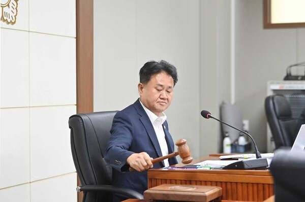 유장무 파주시의원 “가로등 LED 교체·저압수전 전환으로 전기요금 절감해야” 정전 발생 시 신속대응 체계 구축도 강력 촉구 기사 이미지