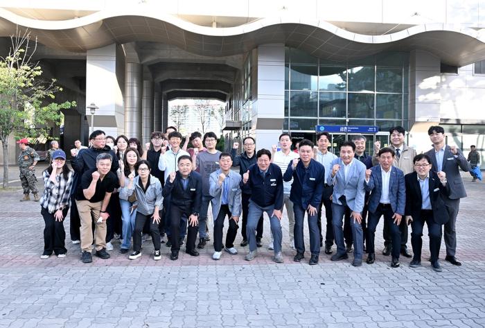 “고향 오는 길, 깨끗한 파주로”…손배찬 시장, 시민 400여 명과 금촌역 ‘구슬땀’ 기사 이미지