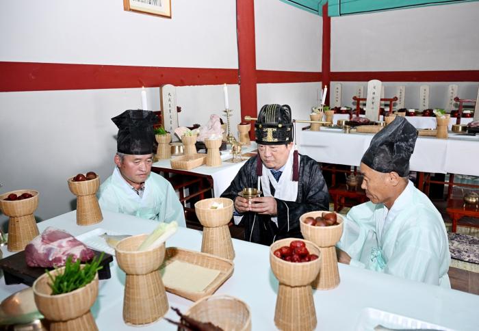 300년 넘은 파주향교에 다시 울린 ‘예’…손배찬 시장·최유각 의장, 전통의 맥 잇다 기사 이미지