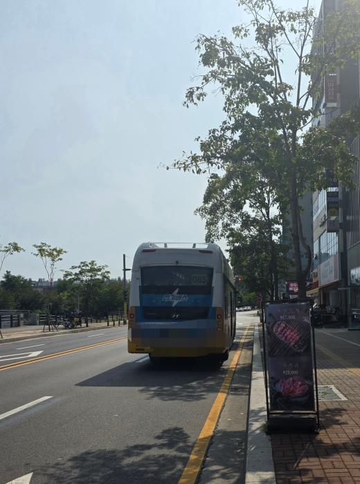 [칼럼] “벨 안 눌렀다고 정신나간 사람들아?”... 시 보조금 받는 085번 버스의 ‘막말’, 파주시 서비스 행정은 30년 전으로 후퇴했나 기사 이미지